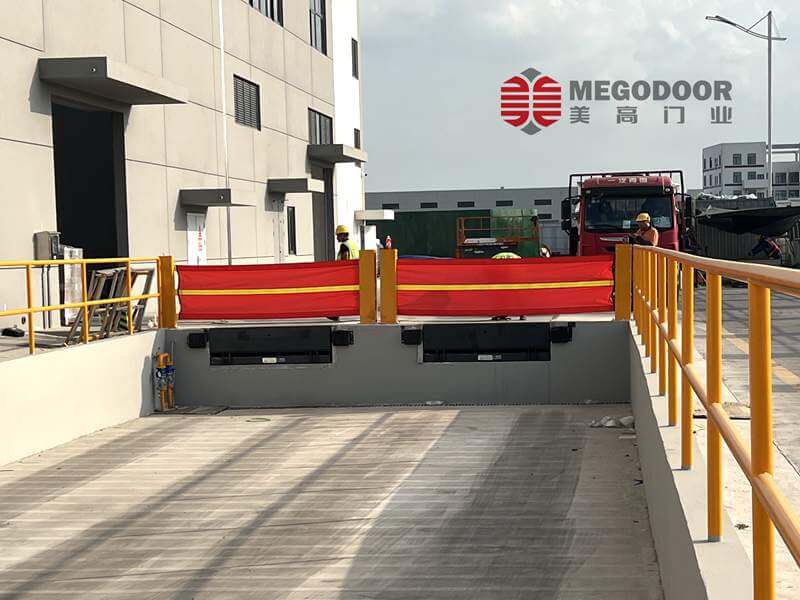 月台安全卫士：高性能卷帘门系统插图1