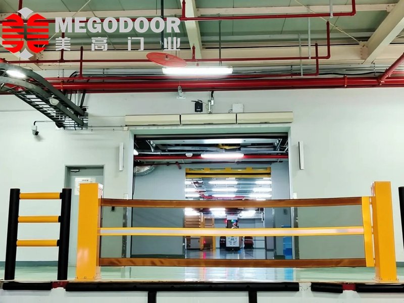 月台柔性卷帘防撞护栏｜装卸货平台安全与防撞一体化解决方案插图