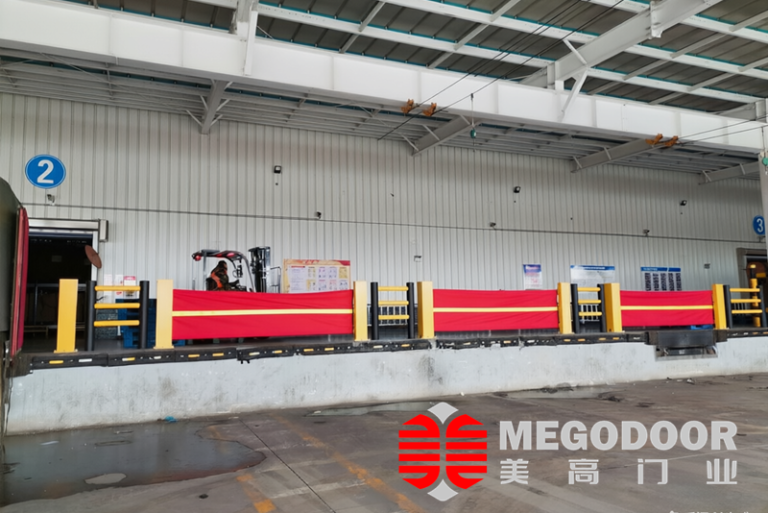 月台柔性卷帘防撞护栏｜装卸货平台安全与防撞一体化解决方案缩略图